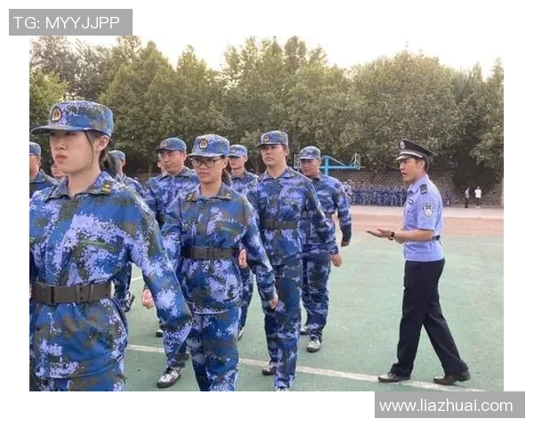 足球明星穿迷彩服展现独特风采高清图片集