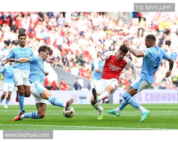 球星亲身示范游泳与足球完美结合的精彩瞬间 球星亲身示范游泳与足球完美结合的精彩瞬间